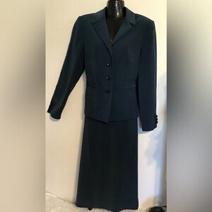 Travis Ayer’s Women’s 2 Piece Skirt Set W/11” Split Back Of Skirt. Size 6